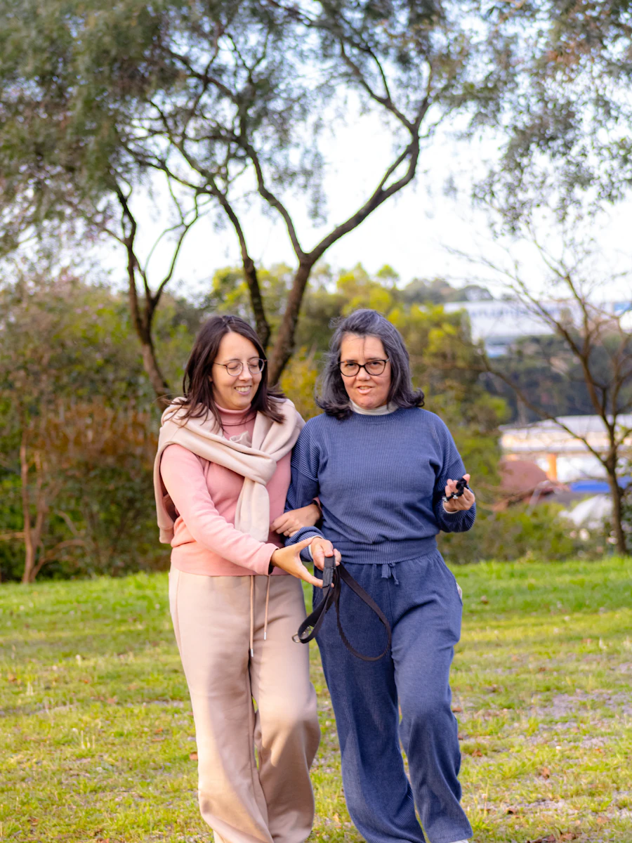 Dos mujeres caminando juntas en un parque