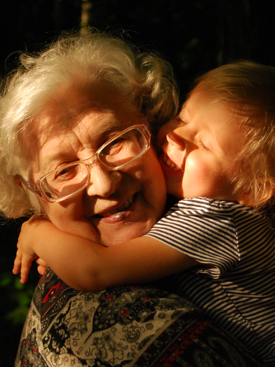 Abuela abrazando a su nieta